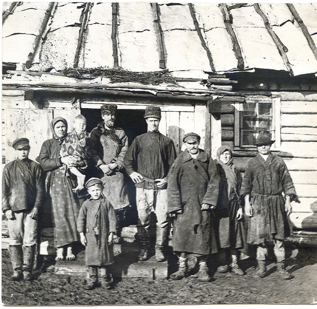Группа переселенцев из Курской губернии прибыла в Приамурье. 1880 год.